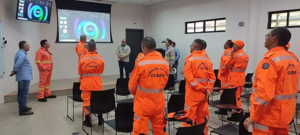 Coro de Bombeiros realiza visita técnica a termelétrica no Pecém